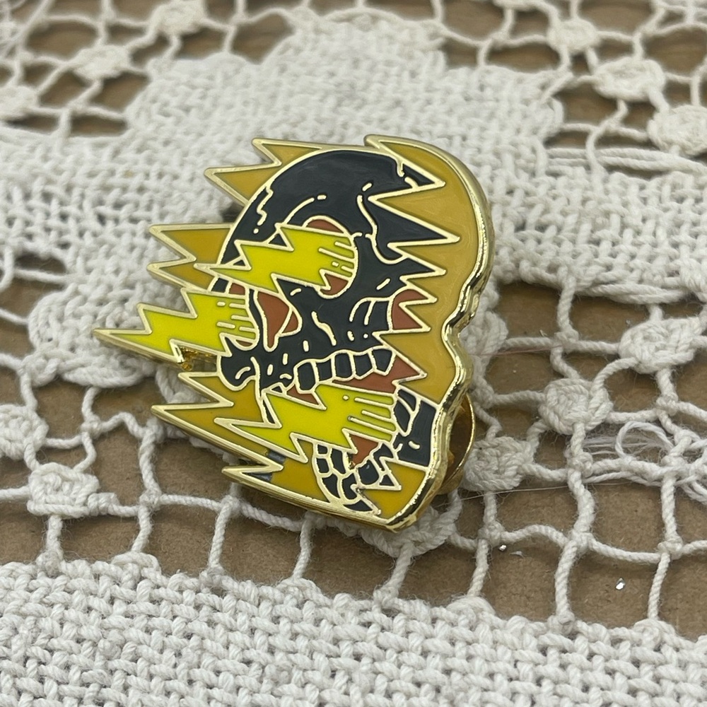 Gold and Black Skull Lightning pin‎